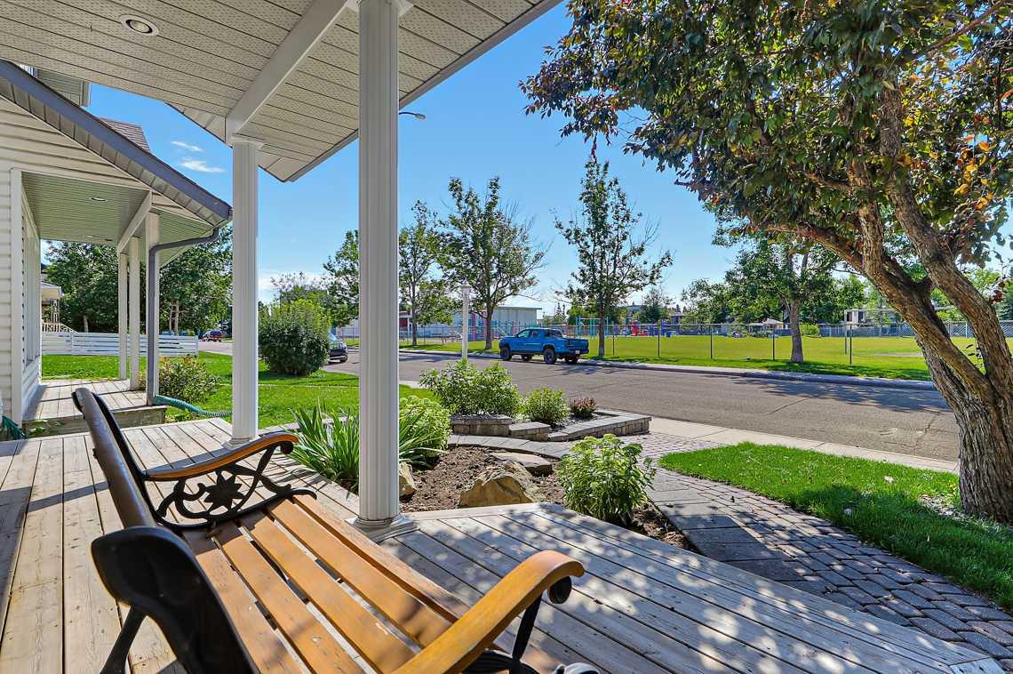 532 54 Avenue SW photo 2