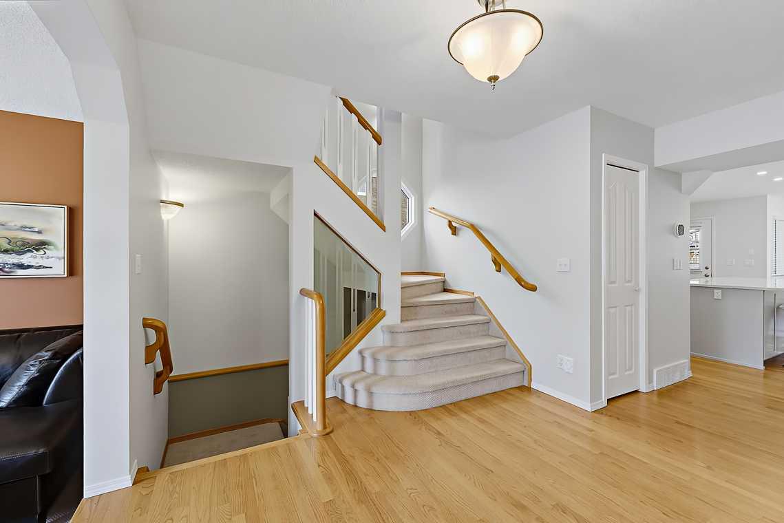 532 54 Avenue SW photo 3