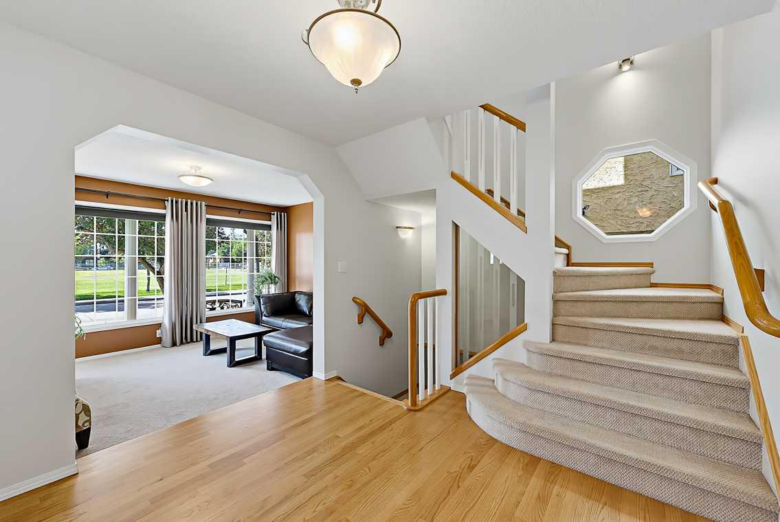 532 54 Avenue SW photo 4
