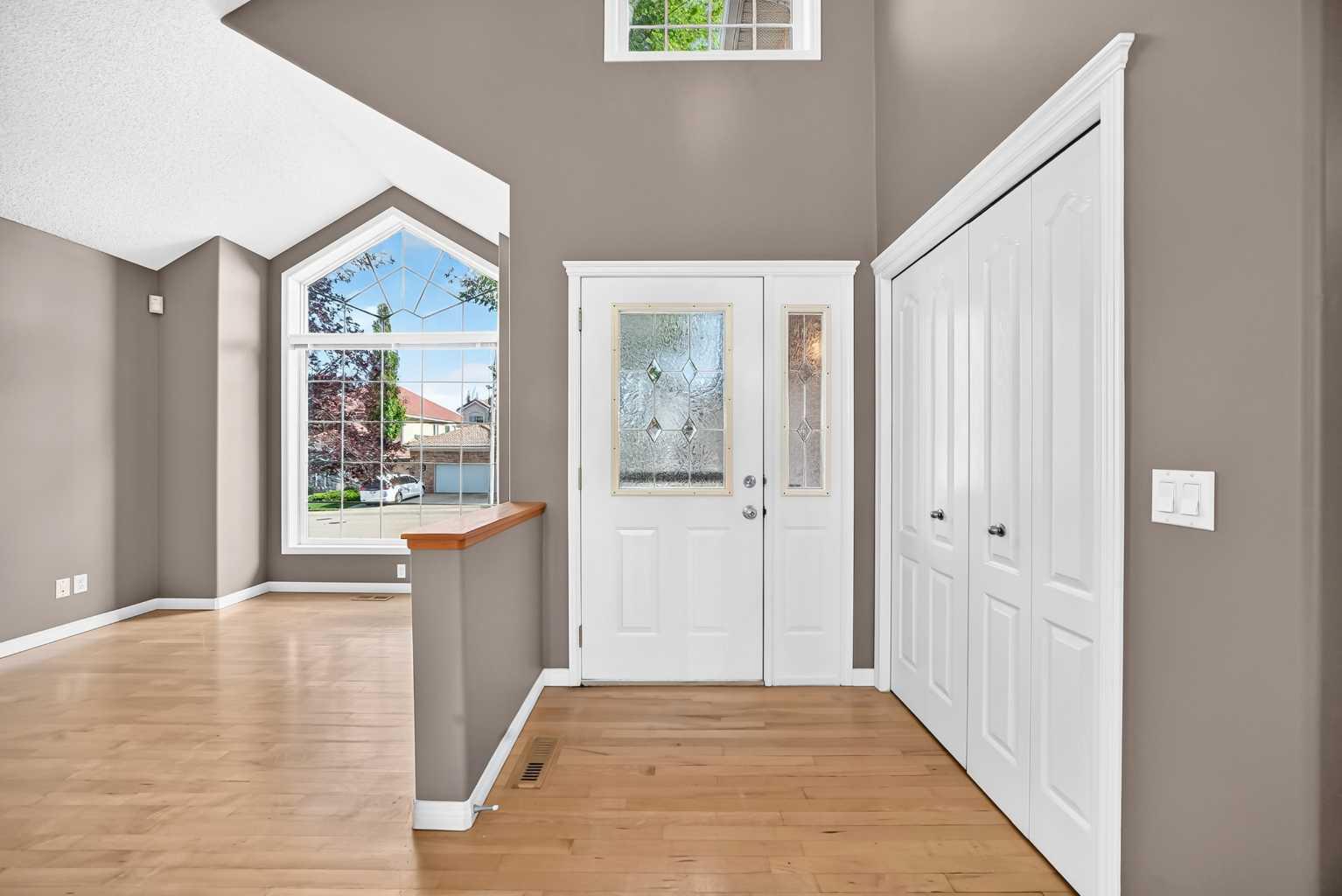180 Hamptons Terrace NW photo 2