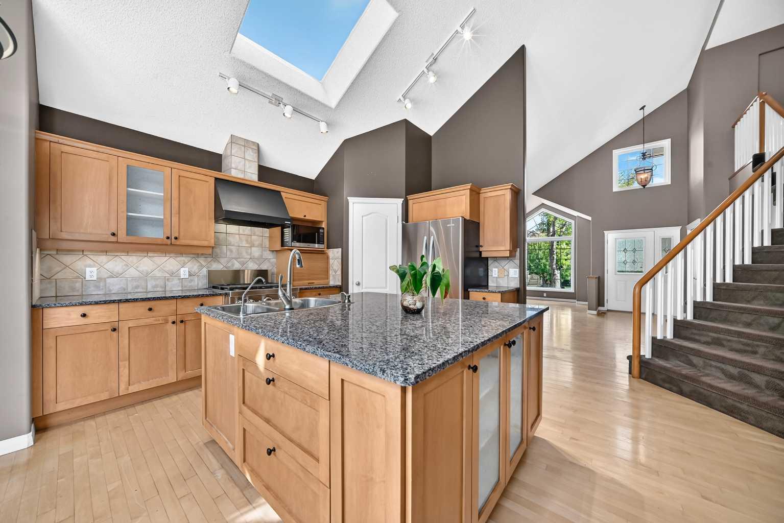 180 Hamptons Terrace NW photo 3