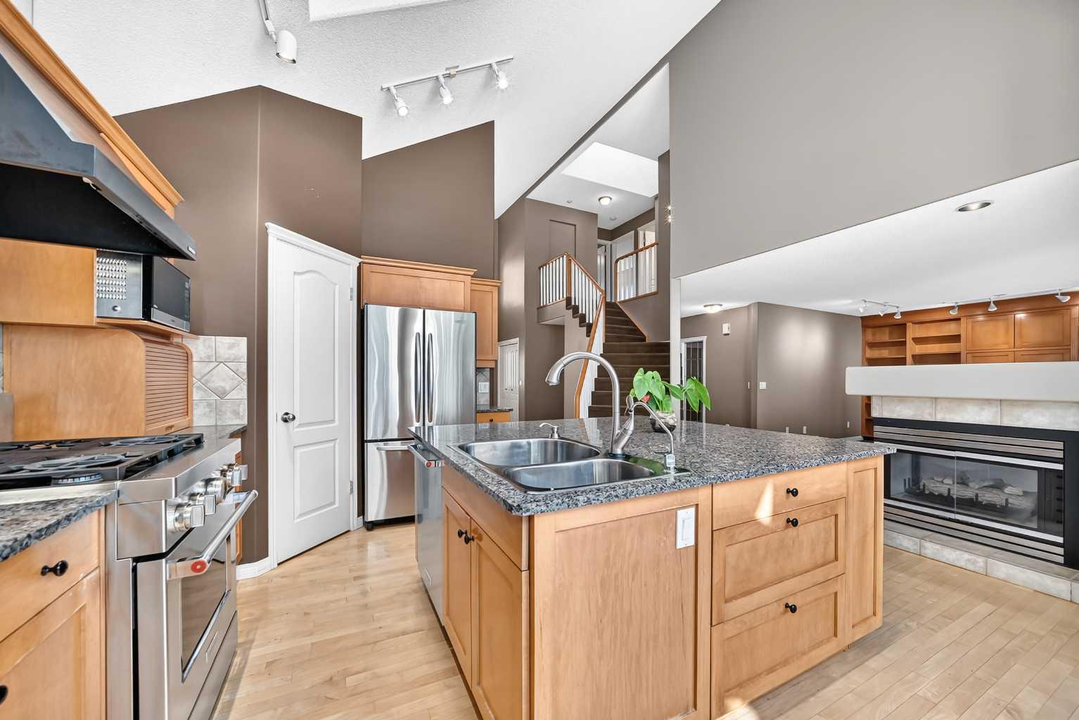 180 Hamptons Terrace NW photo 4