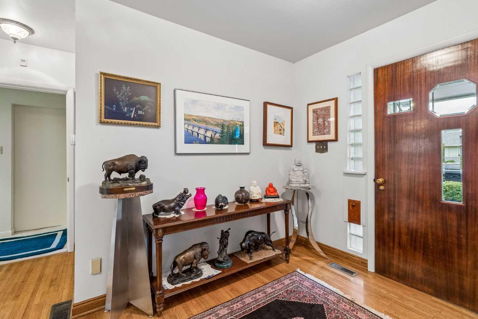 5015 15 Street SW photo 3