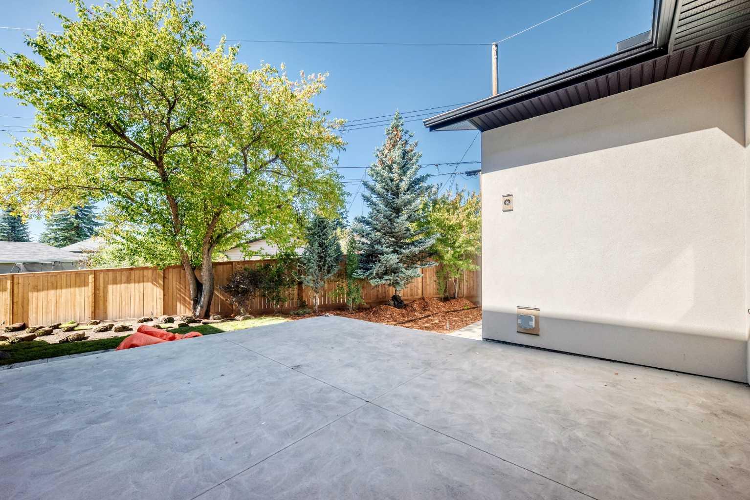 5831 Lodge Crescent SW photo 4