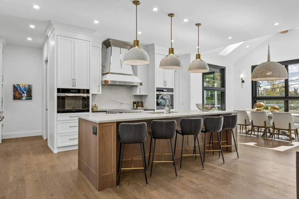 1217 38 Avenue SW photo 2