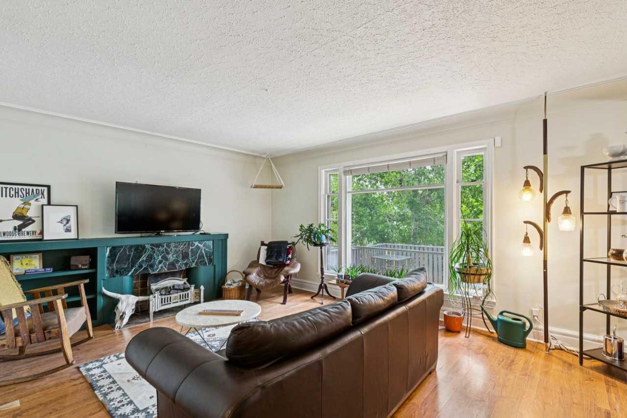 2128 17 Avenue SW photo 4