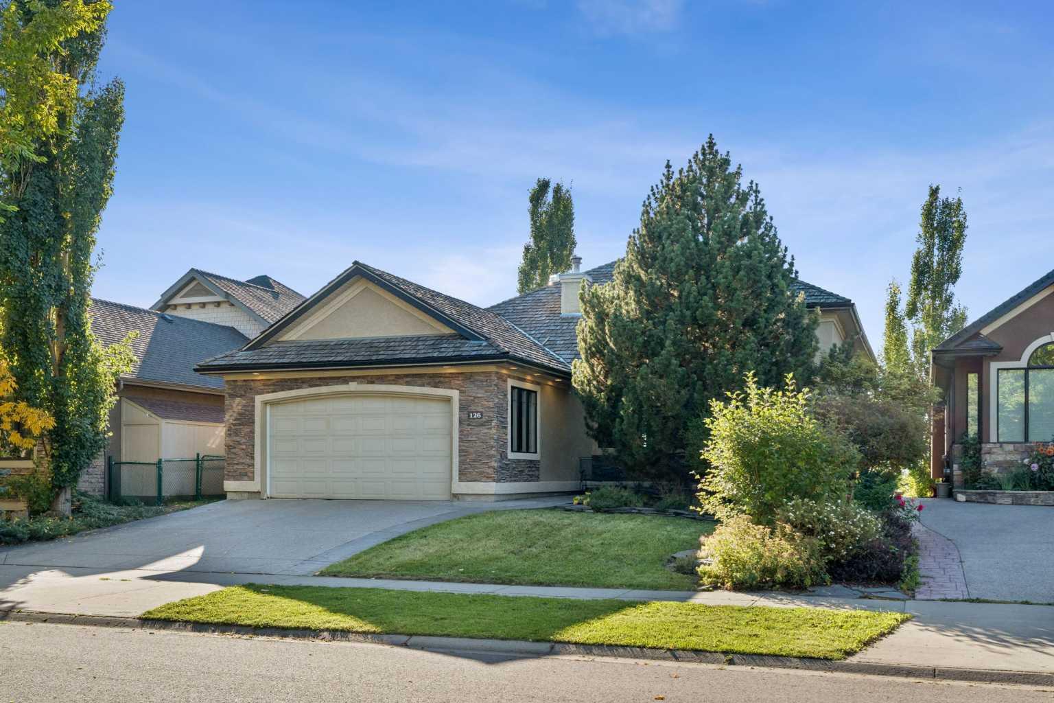 126 Mt Douglas Close SE photo 2