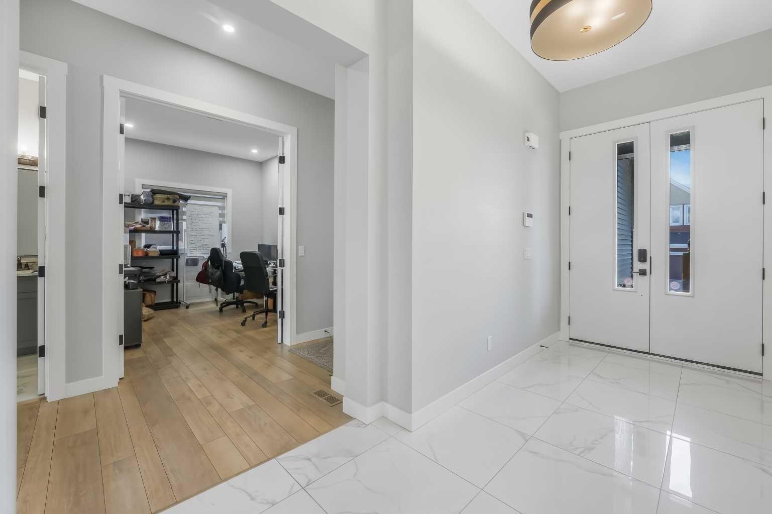 58 Creekside Avenue SW photo 4