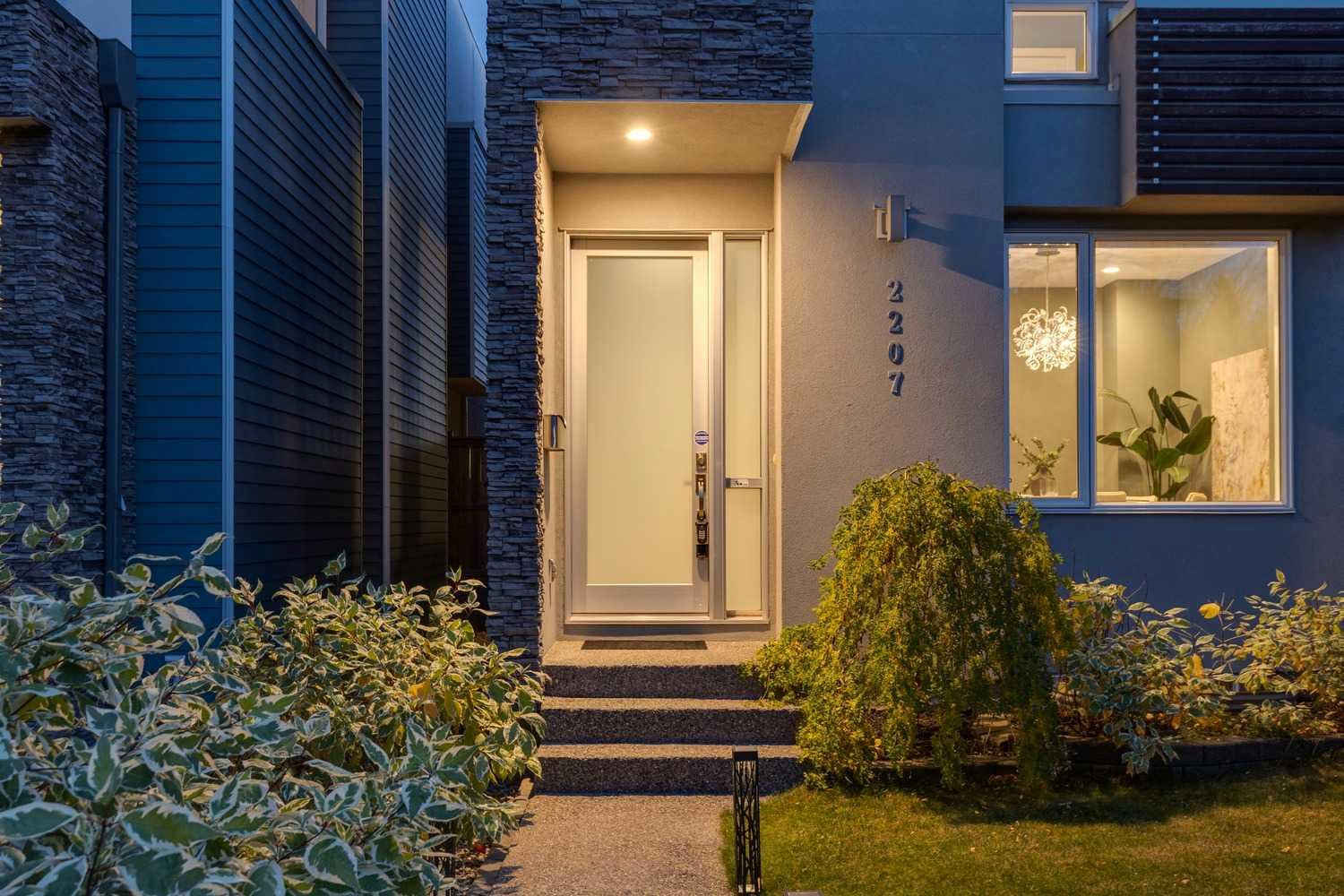 2207 32 Avenue SW photo 2