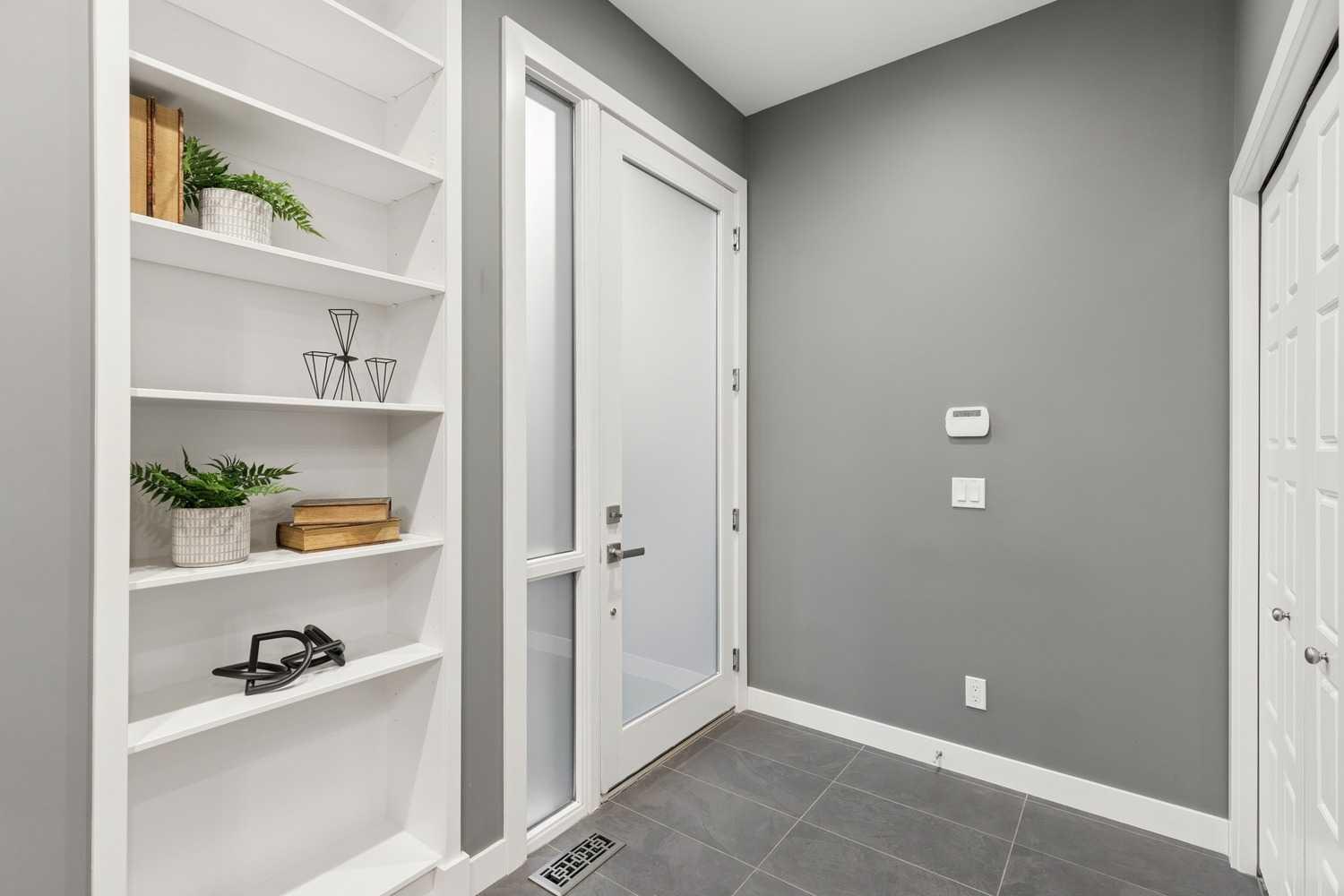 2207 32 Avenue SW photo 3