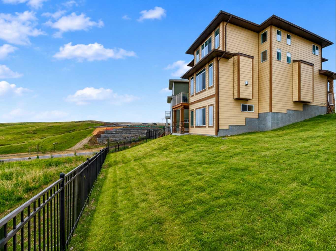 30 Evansborough View NW photo 4